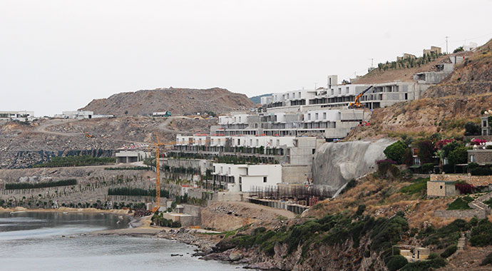 Yıkılan milyon dolarlık evlerin yerine fidan dikildi