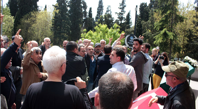İşkenceci cezaevi müdürünü tabutu başında protesto ettiler