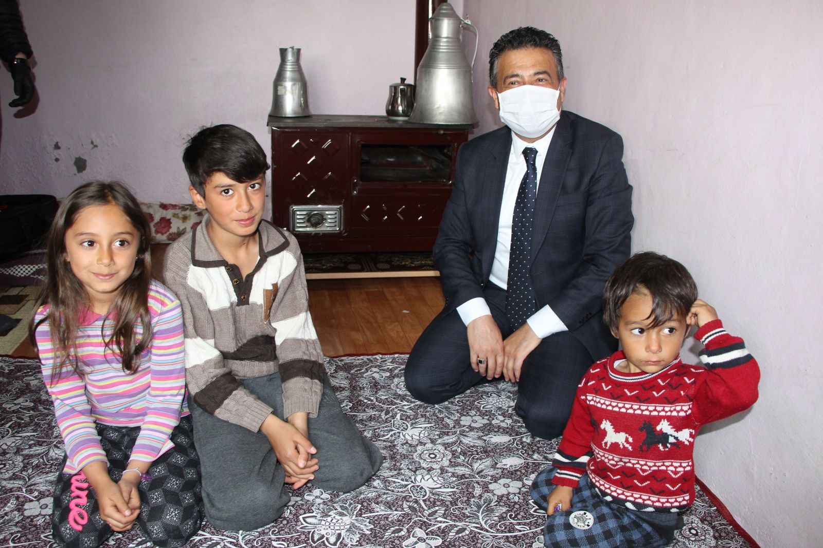 Müdür, 2 kardeşe eğitimden uzak kalmasın diye TV götürdü