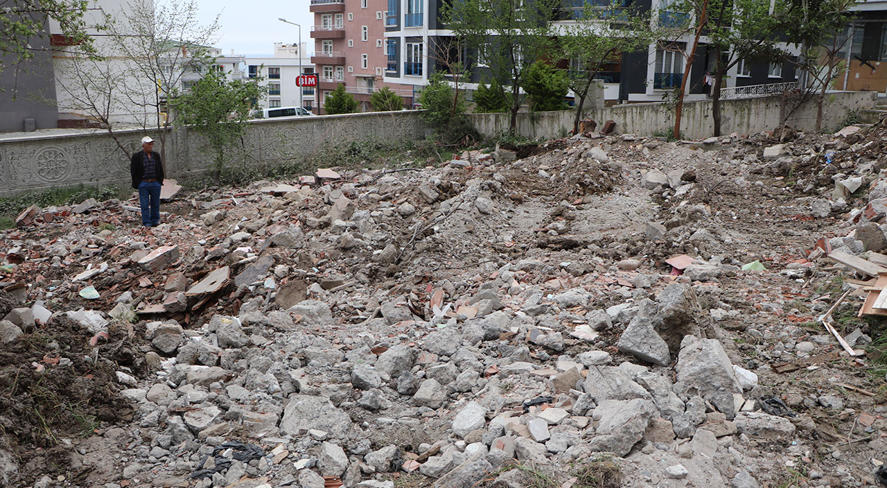 Fıkra gibi olay! Adresi karıştırdı, yanlış binayı yıktı