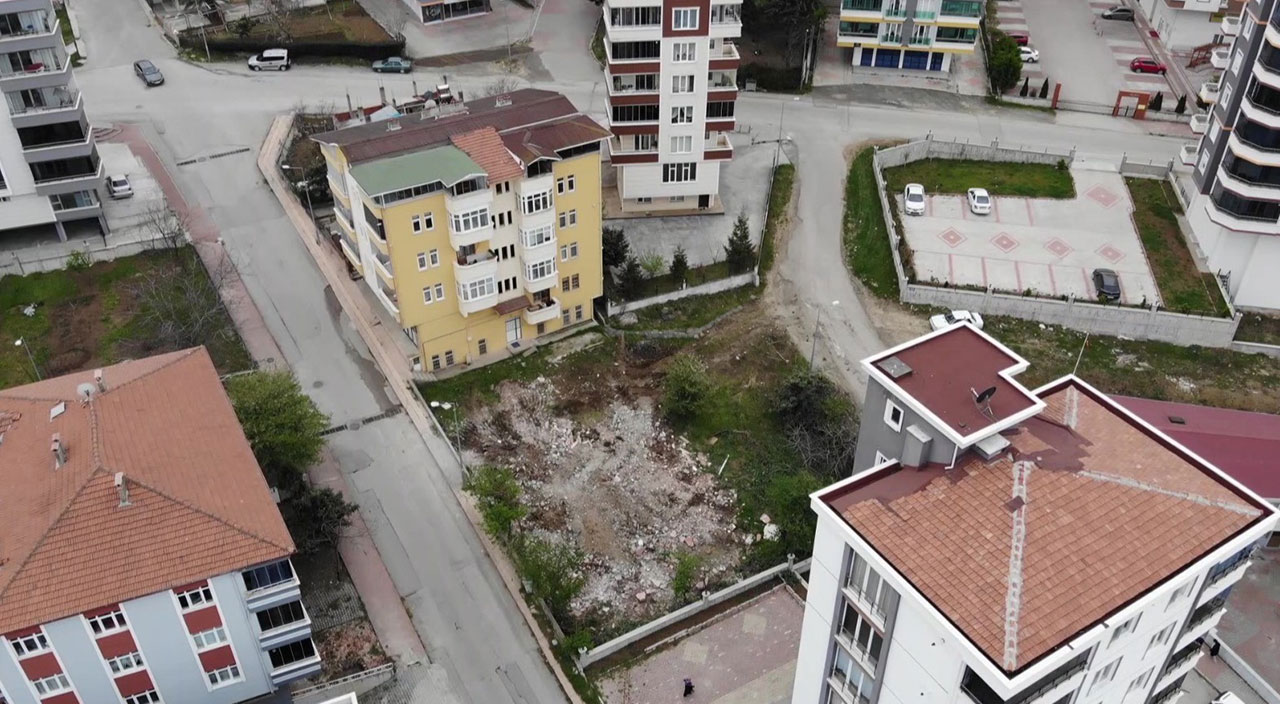 Fıkra gibi olay! Adresi karıştırdı, yanlış binayı yıktı
