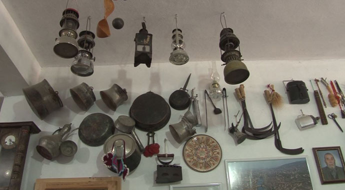 Evinin bodrumunu müzeye çevirdi!