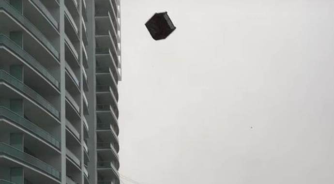 ABD'de korkutan fırtına gökten mobilya yağdı