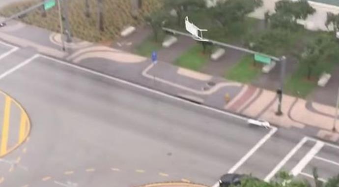 ABD'de korkutan fırtına gökten mobilya yağdı