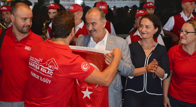 Manş Denizi'ni yüzenlere mehterli karşılama