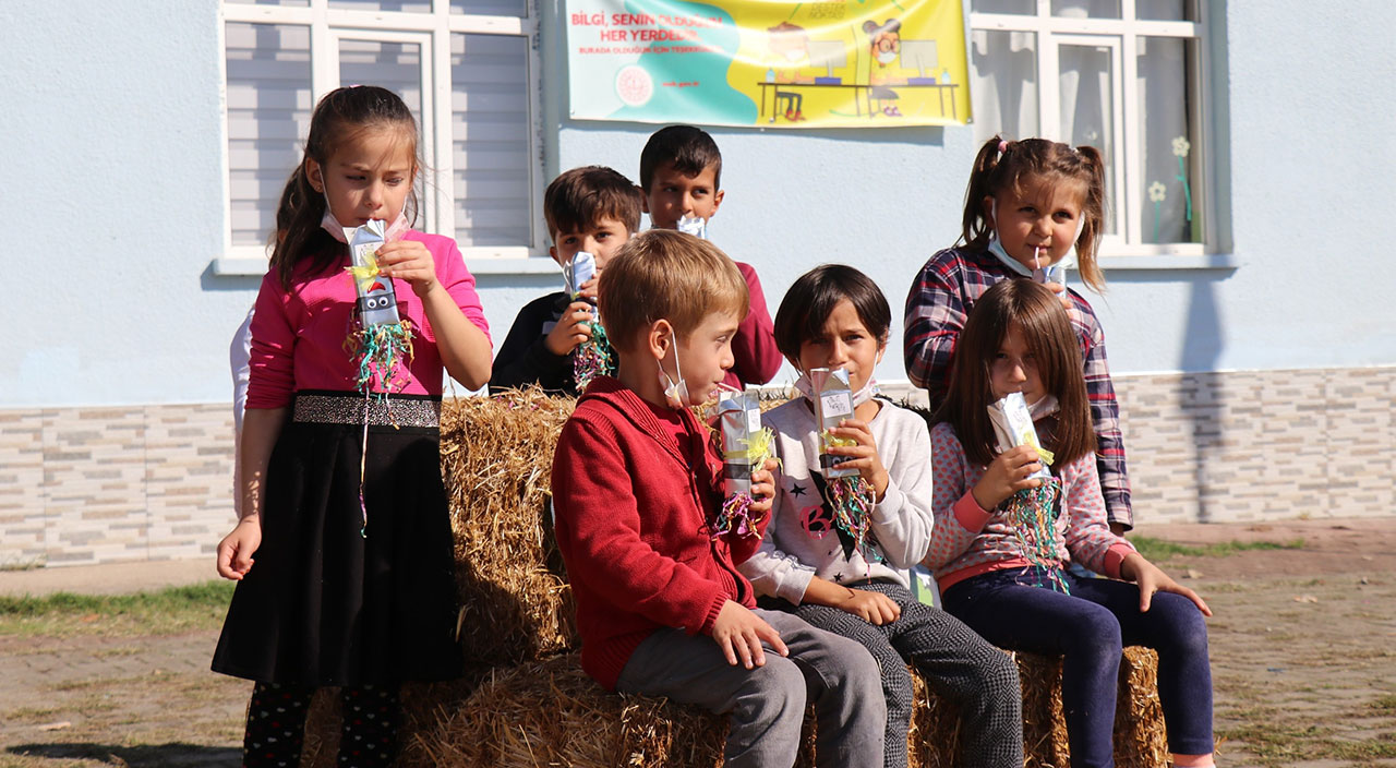 Öğrencilerine ‘İ’ harfini öğretmek için okula inekle geldi