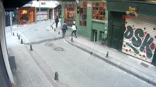 Sokak ortasında yürüyen kıza yumruklu saldırı!