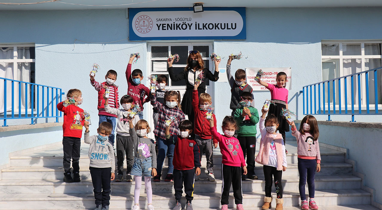 Öğrencilerine ‘İ’ harfini öğretmek için okula inekle geldi