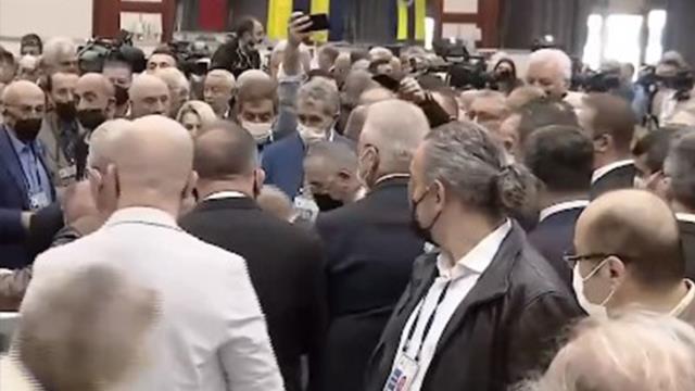 Fenerbahçe’de Divan Kurulu toplantısında ortalık birbirine girdi! Ali Koç olduğu yerden fırladı