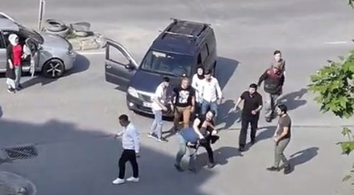 Kemerle saldıran sürücü, yediği yumrukla nakavt oldu