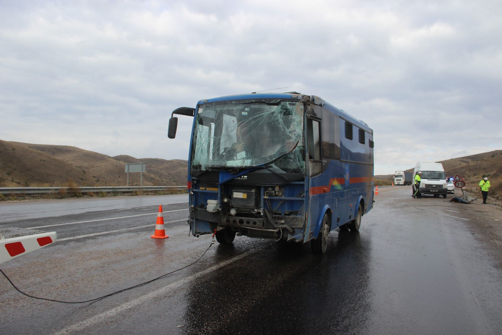 Sivas'ta cezaevi nakil aracı devrildi: 10 yaralı Sivas'ta cezaevi nakil aracı devrildi: 10 yaralı
