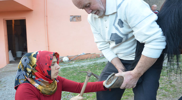 17 yıldır geliniyle nalbantlık yapıyor