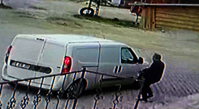 Namaz kılmak için geldi, vazgeçip sadaka kutusundaki paraları çaldı