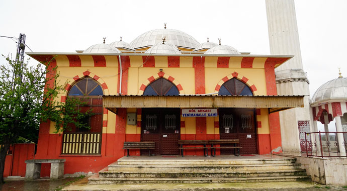 Namaz kılmak için geldi, vazgeçip sadaka kutusundaki paraları çaldı