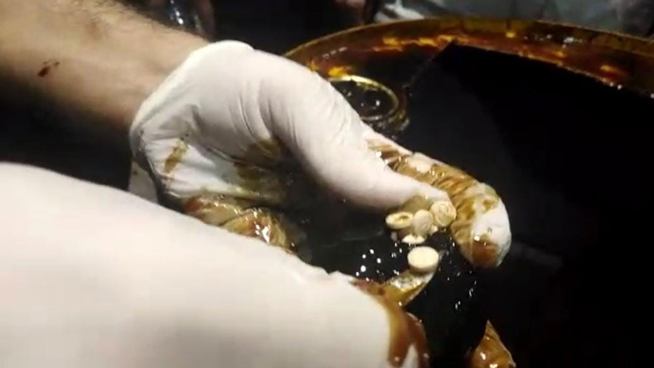 Hatay'da nar ekşisi şişelerinden 200 kilo uyuşturucu çıktı Hatay'da nar ekşisi şişelerinden 200 kilo uyuşturucu çıktı