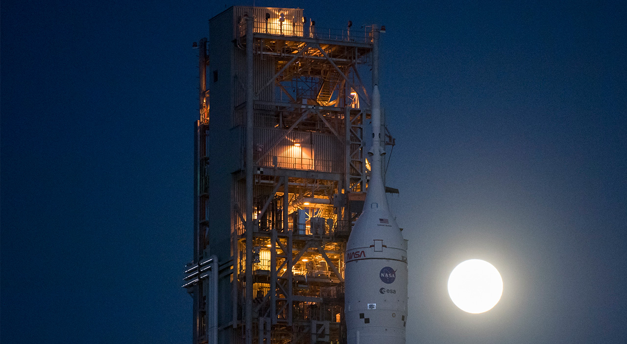 NASA, geri sayıma başladı! Devasa Ay roketi fırlatma rampasında