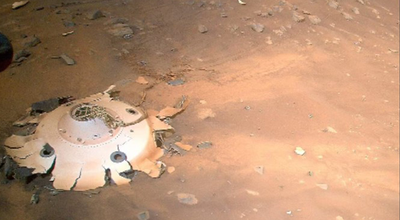 Bilim kurgu filmlerinden fırlamış gibi: Mars'ta paraşüt kalıntısı görüntülendi