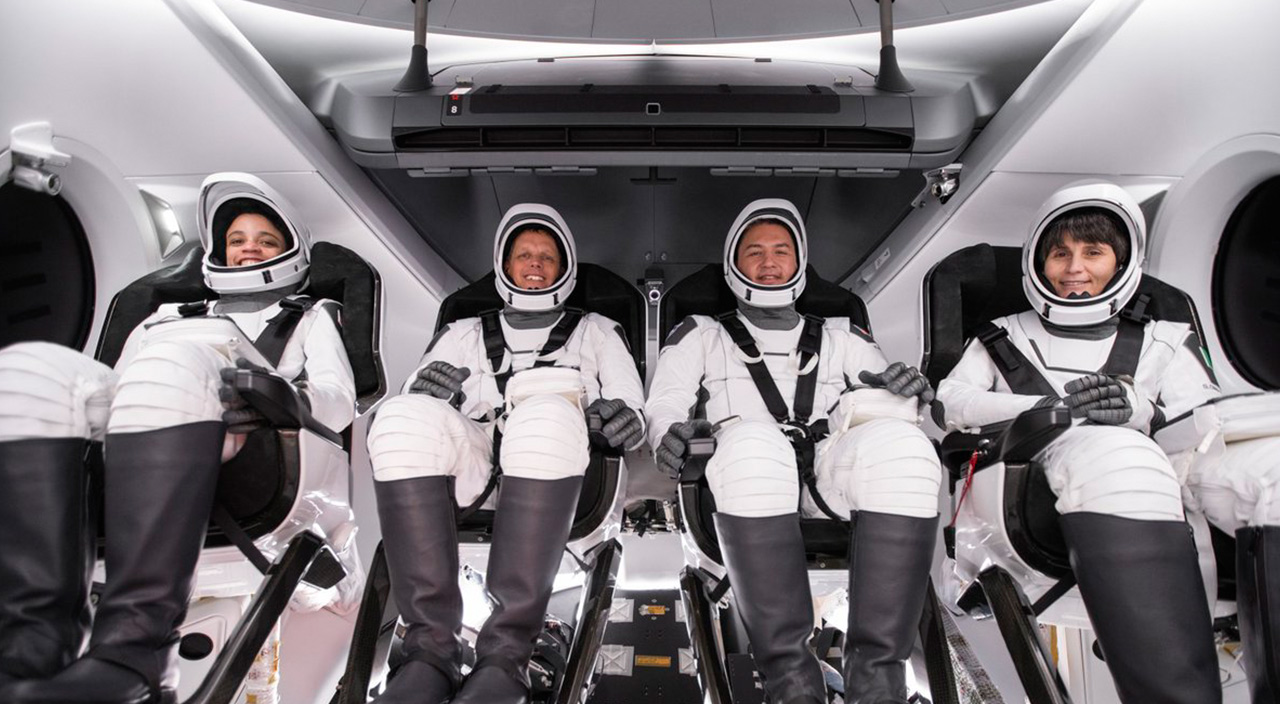 NASA astronotları SpaceX roketiyle uzaya fırlatıldı