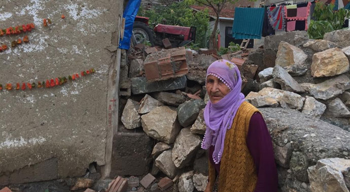 Sağanak yağış 80 yaşındaki ninenin evini vurdu: Evinin arka duvarı tamamen yıkıldı