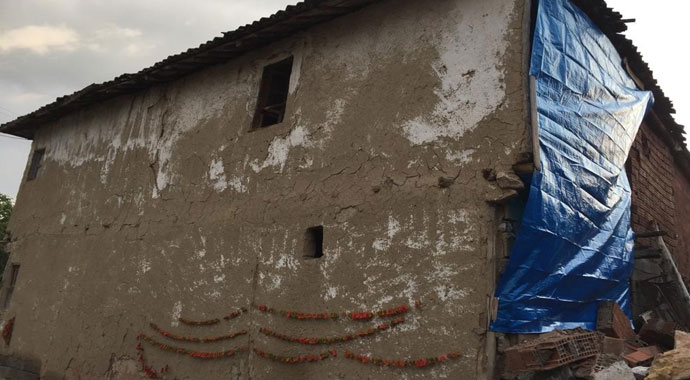 Sağanak yağış 80 yaşındaki ninenin evini vurdu: Evinin arka duvarı tamamen yıkıldı