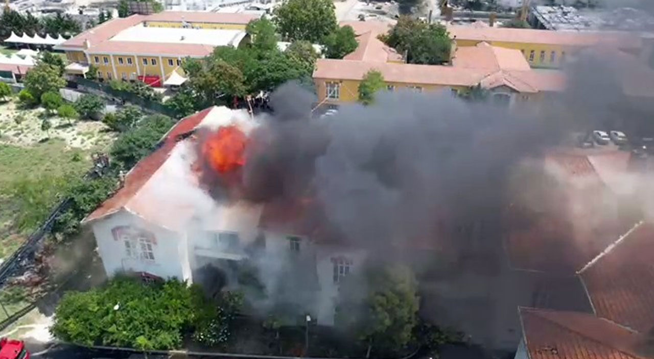 Zeytinburnu'nda hastanede yangın! Yangın söndürüldü, hastanenin çatısı çöktü