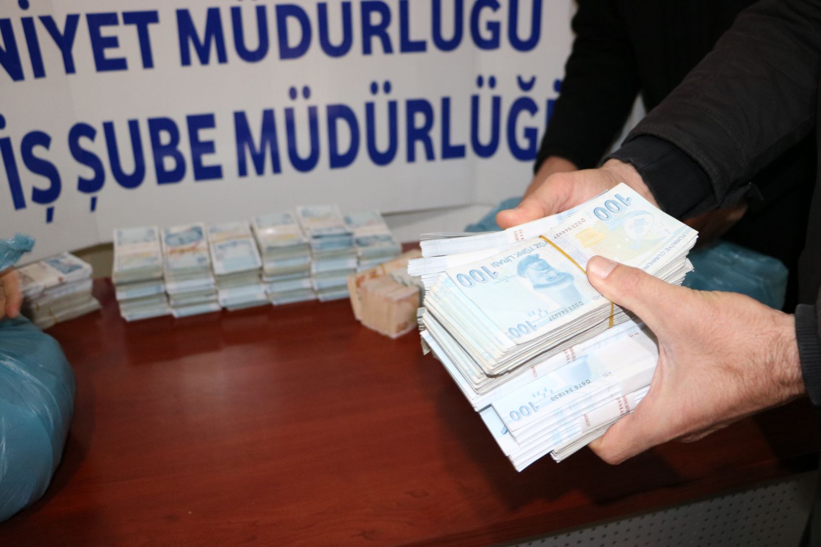 Otomobil ile birlikte 1 milyon 480 bin TL çalan 8 şüpheli yakalandı