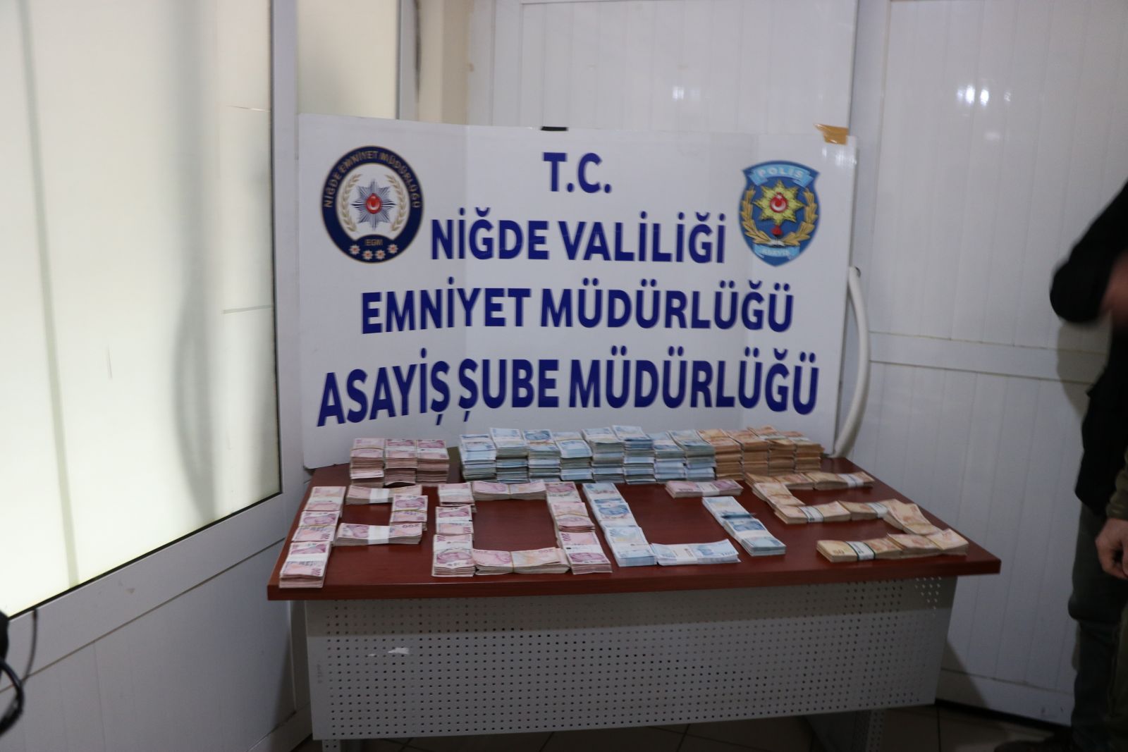 Otomobil ile birlikte 1 milyon 480 bin TL çalan 8 şüpheli yakalandı