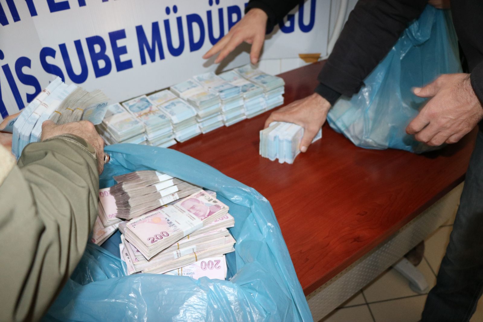 Otomobil ile birlikte 1 milyon 480 bin TL çalan 8 şüpheli yakalandı