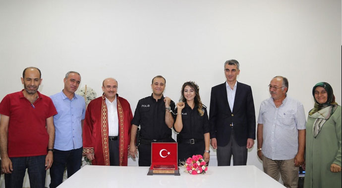 Nikaha kelepçeyle geldiler