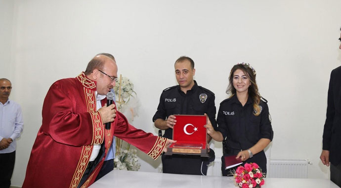 Nikaha kelepçeyle geldiler