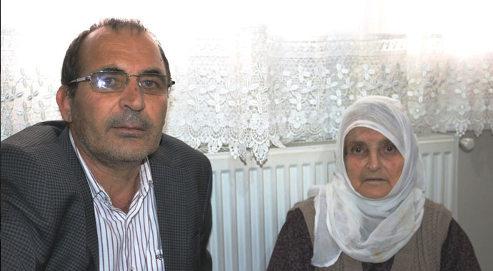 Asırlık nine torununun çocuğunu gördü