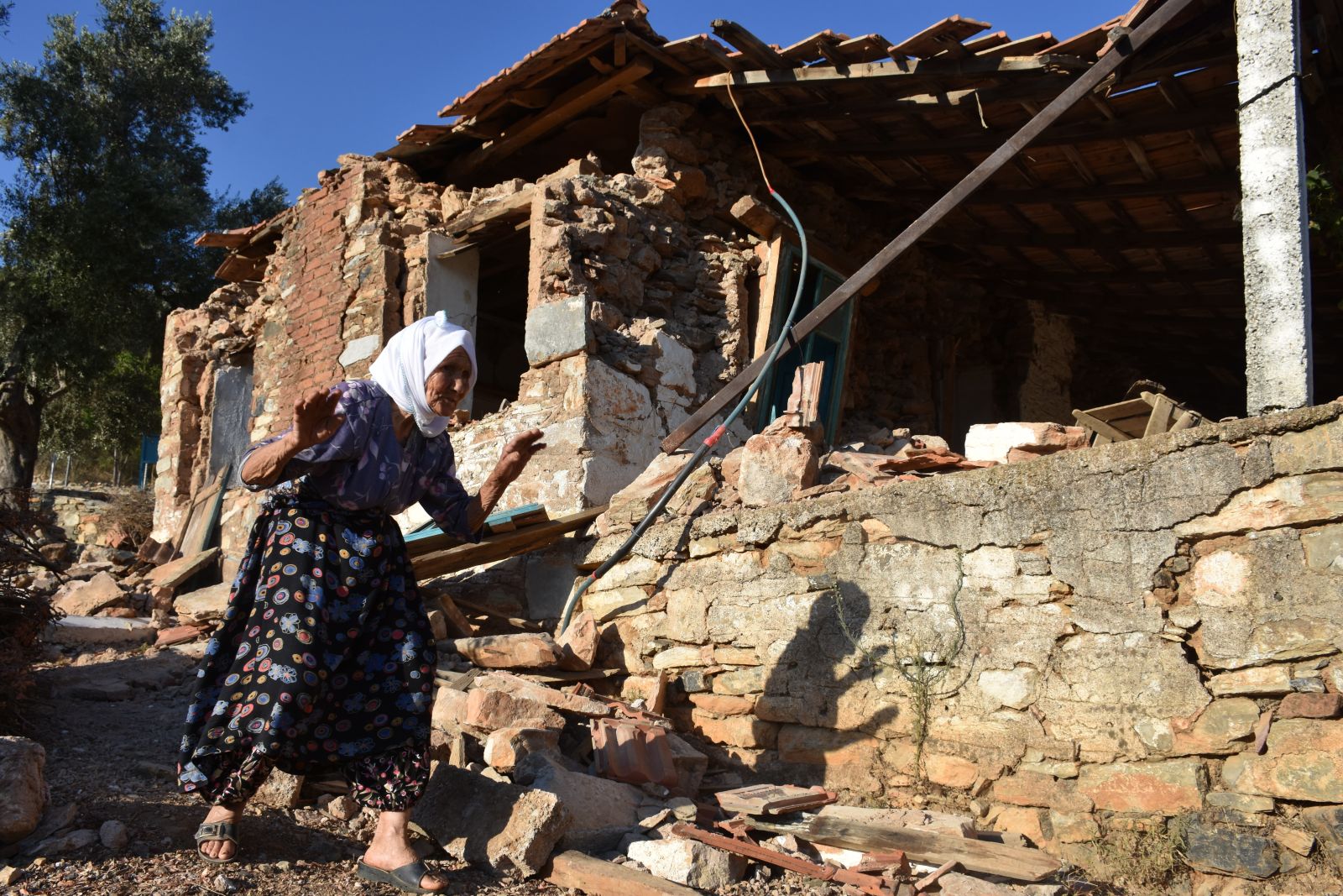 Depremde yıkılan evine değil ölen civcivlerine ağladı