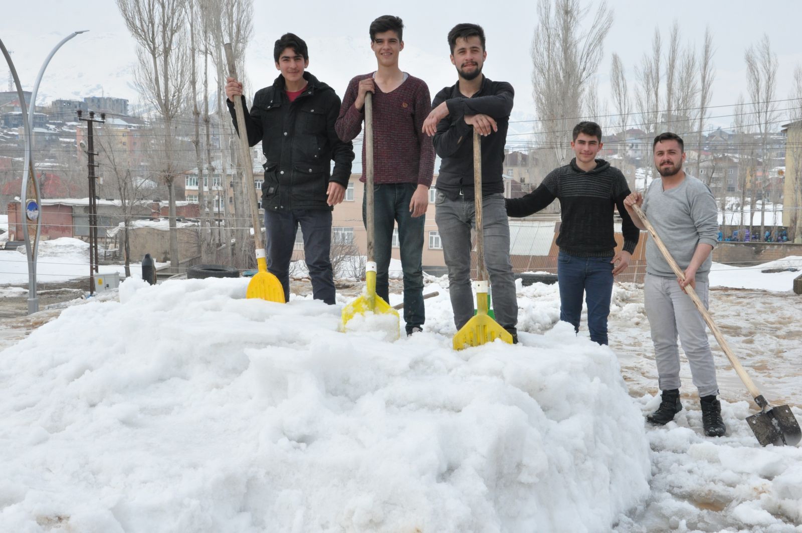Nisan ayında vatandaşların kar mesaisi