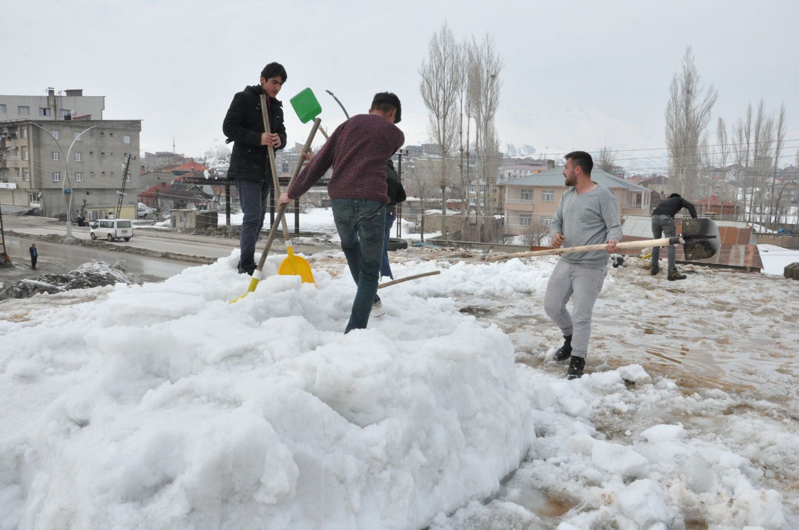 Nisan ayında vatandaşların kar mesaisi