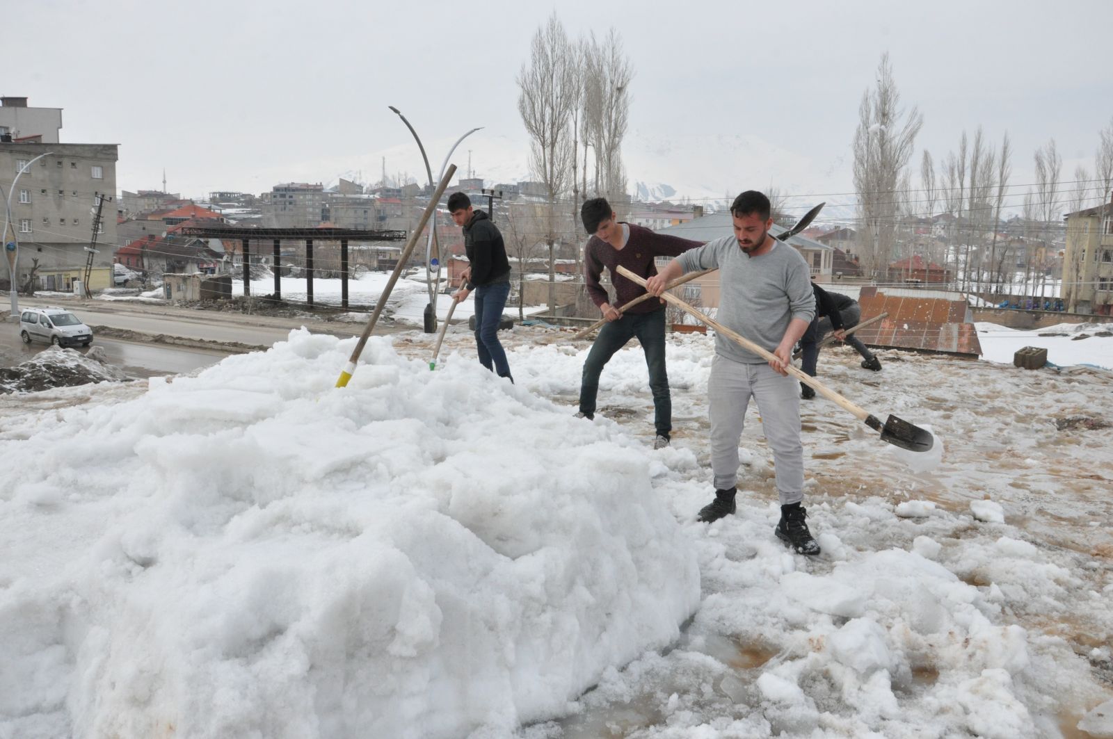 Nisan ayında vatandaşların kar mesaisi