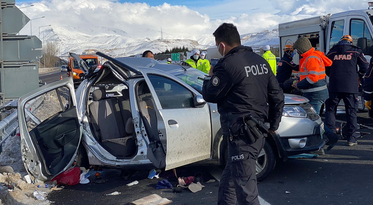Otomobile çarpan tır, anne ile kızını hayattan kopardı