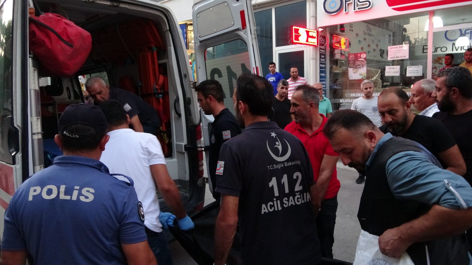 Boşanma aşamasındaki karısını başından vurarak öldürdü