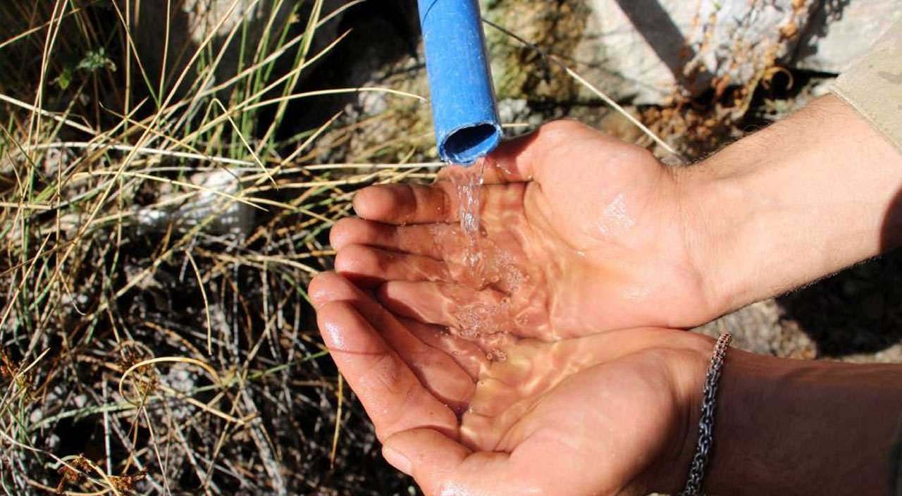 Kokmuş ve kötü tadına rağmen 'şifa' diyerek içiyorlar: Şifalı su akıllara Rize'yi getirdi
