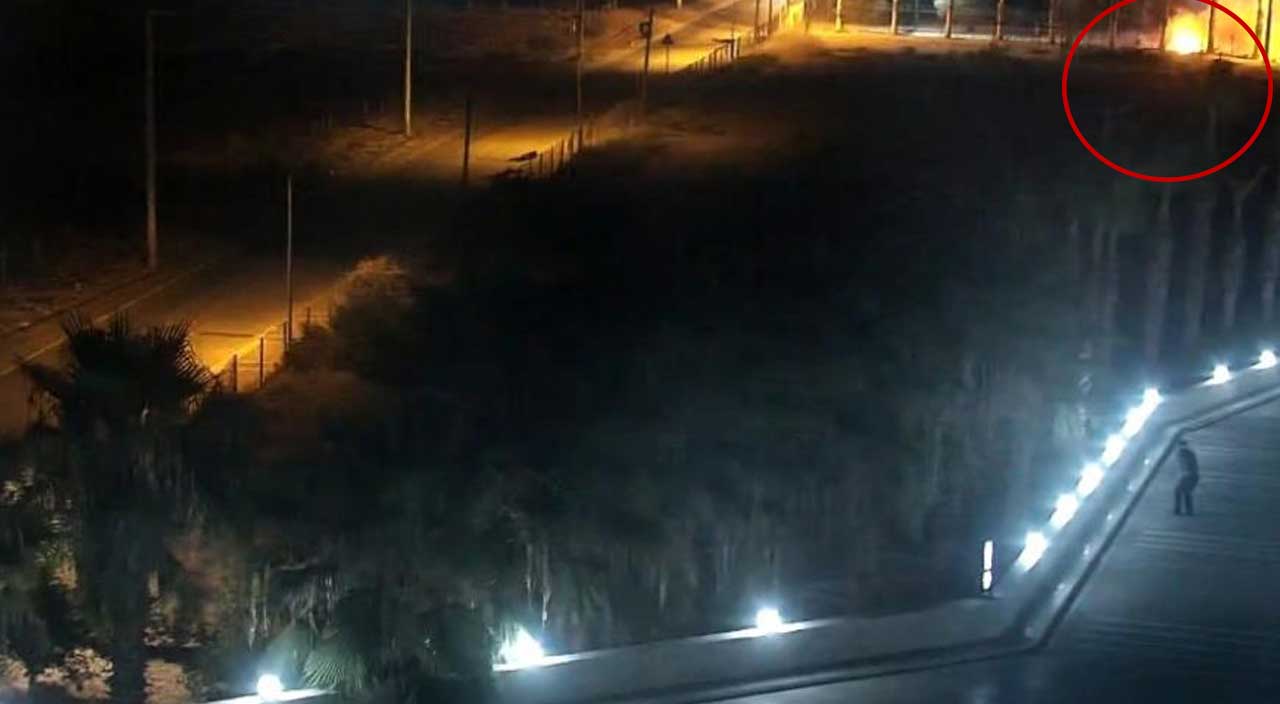 Mersin'deki hain saldırıda köşeye sıkışan 2 teröristin kendini patlama anı anbean kamerada Mersin'deki hain saldırıda köşeye sıkışan 2 teröristin kendini patlama anı anbean kamerada