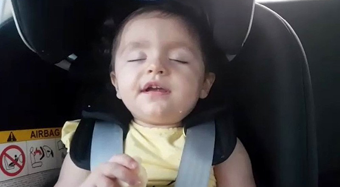 İnci bebek hem uyuyor hem elma yiyor!