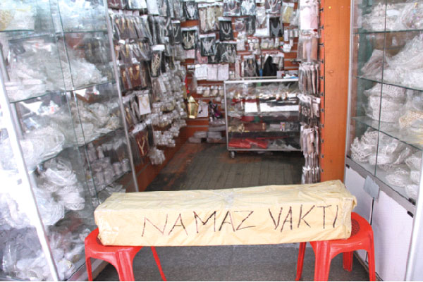 Pardösü mü baktınız bayan?