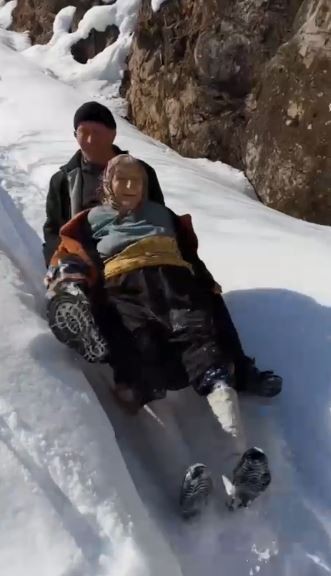 95 yaşındaki Saadet nine kızakla kaydı, gençlere taş çıkardı