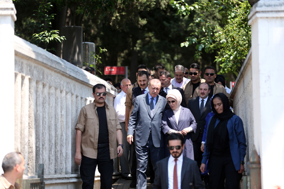 Cumhurbaşkanı Erdoğan anne ve babasının kabrini ziyaret etti