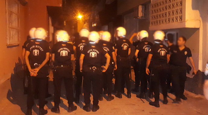 11 yaşındaki çocuğu taciz ettiği iddia edilen şahsın evini vatandaşlar yakmak istedi