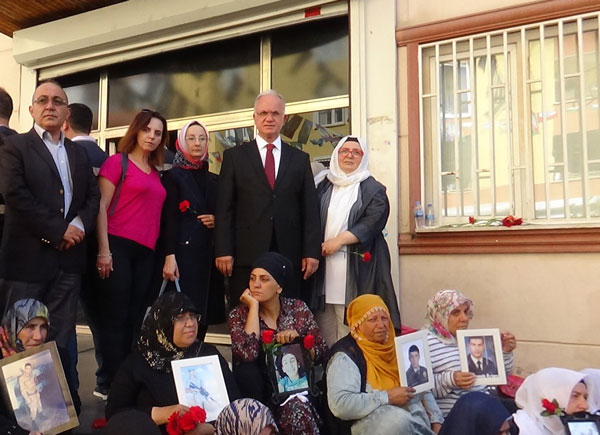 Evlatlar ölüyor, analar ağlıyor, birileri 'suskunlar'ı oynuyor