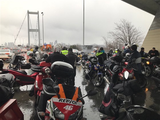 Motorlara yasak! Köprüden geçemiyorlar...