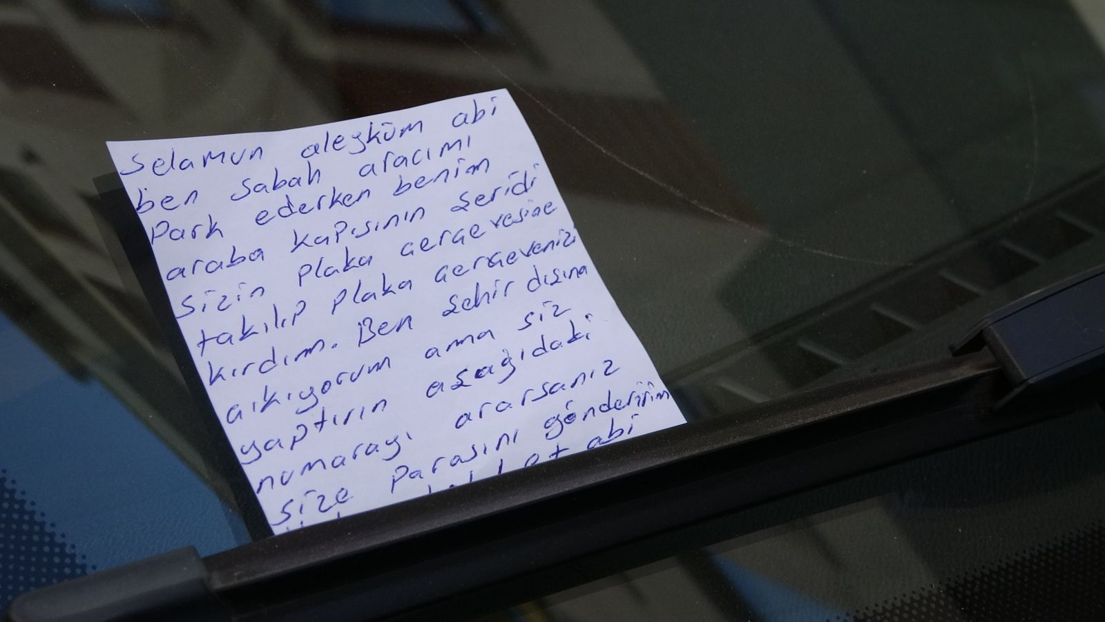 Çarptığı araca bıraktığı not 'insanlık ölmemiş' dedirtti!