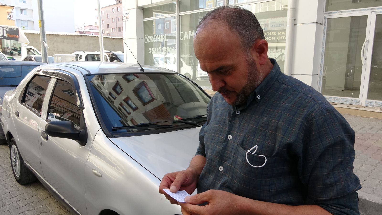 Çarptığı araca bıraktığı not 'insanlık ölmemiş' dedirtti!