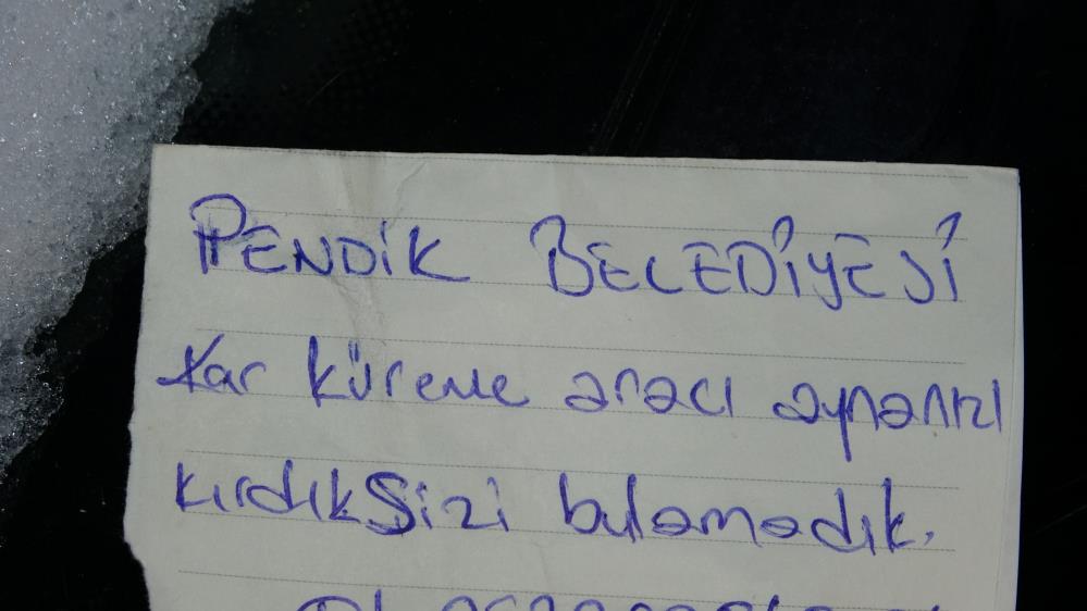 Kar küreme ekibinin aracın camına bıraktığı not gündem oldu