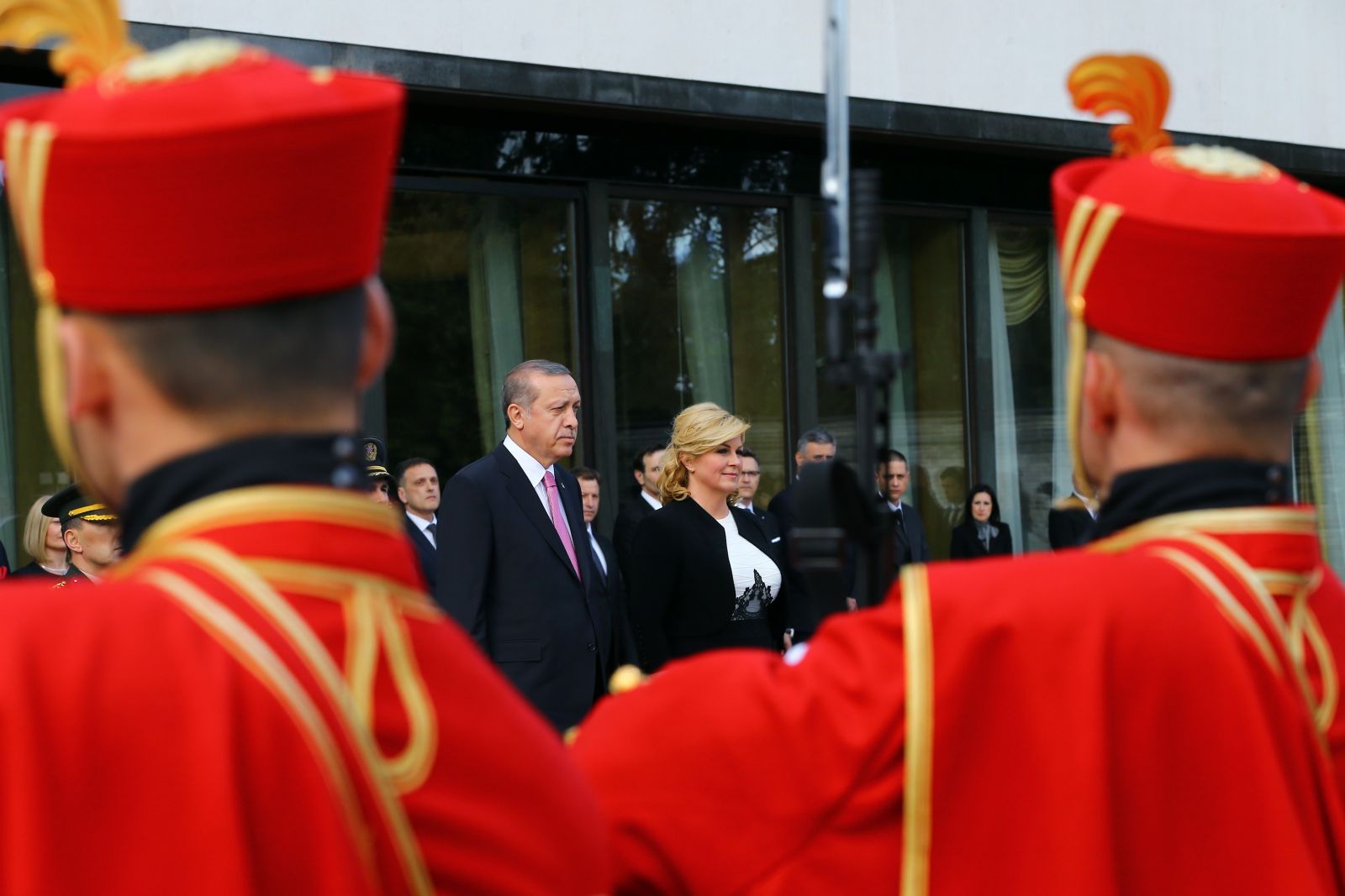 Erdoğan "Pozdrav Vojnici"yi unutunca cebindeki notu çıkardı Erdoğan "Pozdrav Vojnici"yi unutunca cebindeki notu çıkardı